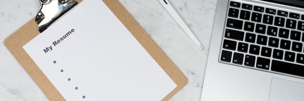 Dokumentenstapel und Laptop - Kanzlei-Dokumentenmanagement