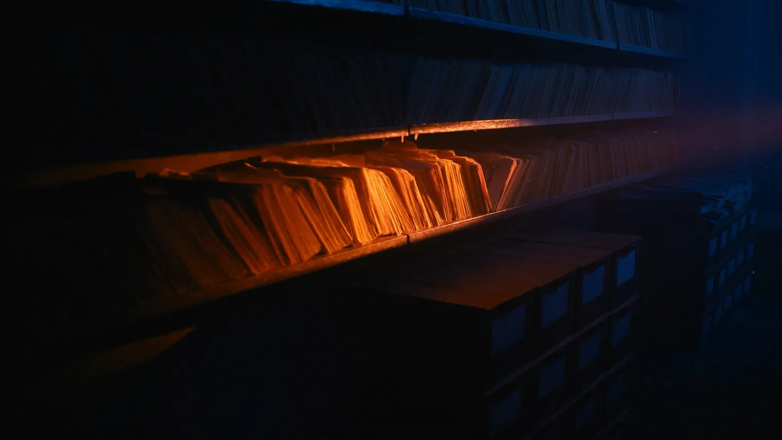 Archivregale voller Ordner, ein Lichtstrahl sucht über die Akten, Sinnbild für KI-Dokumentensuche